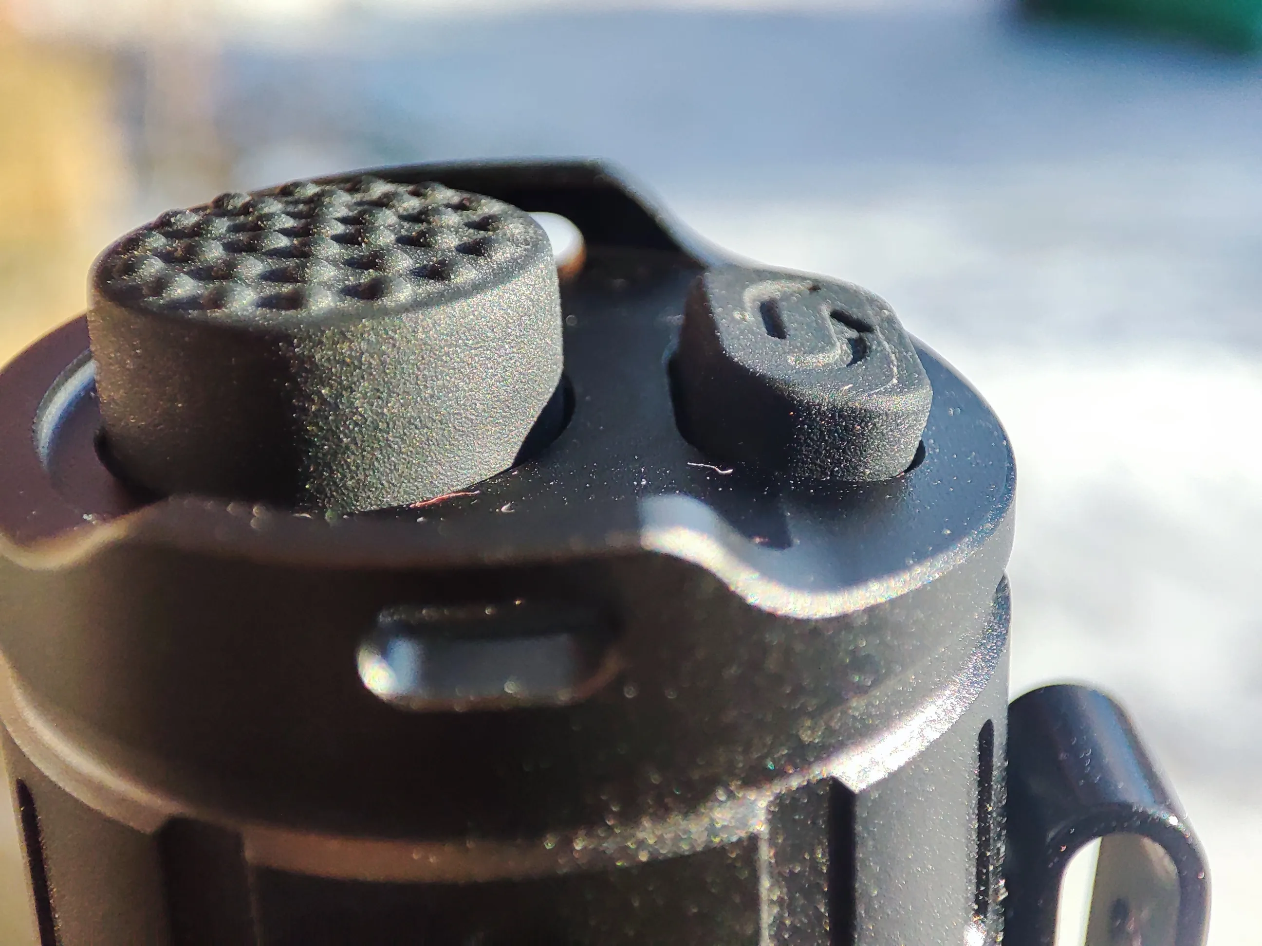 Raised main forward switch and a smaller strobe switch.|666x500, 50%